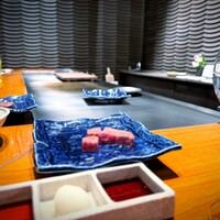鉄板焼 濠 - ✽ いちばん安い¥9,000のコースにしたので、肉はプロが焼いても限界かな。これは仕方のない事ですね。　（お肉はロースです。ちょっと食べちゃったけど。）相方はヒレ。