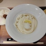 Udon Tsurukoshi - ぶっかけうどん（並）、温玉そぼろご飯、鶏肉の天ぷら。