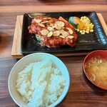 ハンバーグ・ステーキ&J - ハンバーグ200gチリコンカンソース