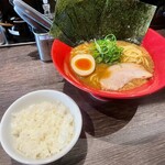 節骨麺たいぞう - サービスライスとともに、こってり脂