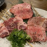 ハラミの向こう側 - タン食べ比べ