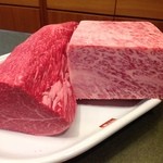 明月館・肉上手 - （左）ヒレ、（右）ロース　です。見た目通り、極上の味です。