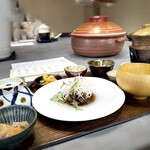 Shokudou Owan - ◆メインは｢お肉」をチョイス。小鉢も沢山で美味しそう。提供までは20分程。 オーダーは同じタイミングでしたけれど、遅い方は30分程度待たれていましたね。