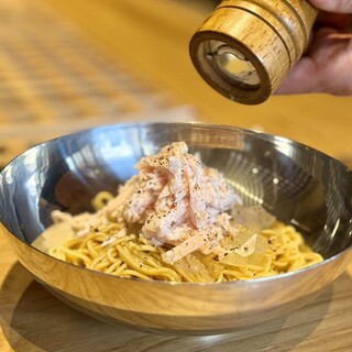 新名物︕鶏油そば。ジャンキーながらも胃もたれしない⼀品。