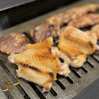 串に刺さない焼き⿃、鶏焼⾁。旨み溢れる地鶏を堪能。