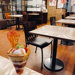 カフェ・ラサール - レトロな空間でゆっくりとスイーツをお召し上がりください。