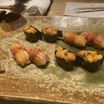 丸萬寿司 - 赤貝と雲丹の握り