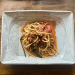 242287883 - トマトとパンチェッタとワラビのパスタ