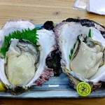 Isuzuya - 丸いタグ（アダコ　TOBA）は的矢のブランド牡蠣を証明するもの！
                        色で生産者を区別しているのだそう！
                        