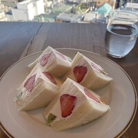 資生堂パーラー ザ・ハラジュク - いちごやキウイなどが入ったフルーツサンド