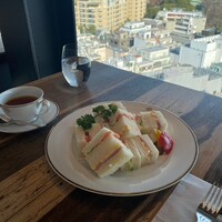 資生堂パーラー ザ・ハラジュク - サンドイッチ　意外と食べ応えあります！トマト＆きゅうりのサンドと、たまご＆ハムのサンド