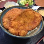 食事処はじめ - タレカツ丼定食。醤油ベースのタレにくぐらせたシンプルな味付けなので、豚肉の甘みを際立っています。