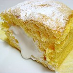 菓子工房 アントレ - 切ると、船橋産ミルククリームがゆっくりトロ～リと（’’ｂ