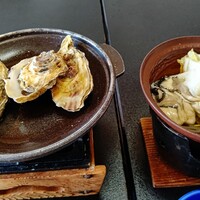 いかだ荘 山上 - 左：焼牡蠣！  右：牡蠣鍋！