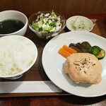 キッチン ブルー グローブ - 海老と里芋のハンバーグ　ギリシャヨーグルトとトマトのソース