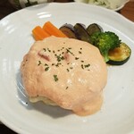 キッチン ブルー グローブ - 反対側から、彩り鮮やかなギリシャヨーグルトとトマトソース