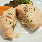 キッチン ブルー グローブ - ハンバーグをカット