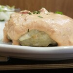 キッチン ブルー グローブ - 横から、とろーりオレンジ色のソースはタップリ！