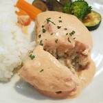 キッチン ブルー グローブ - ハンバーグをカット