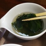 キッチン ブルー グローブ - 具沢山な、わかめスープ