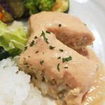 キッチン ブルー グローブ - ハンバーグをカット