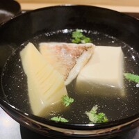 御料理 辻 - ②【椀】
                    吸地：鰹+昆布
                    椀種：アコウ（=キジハタ）
                    椀妻（青味）：大原の白子筍
                    椀妻（さしこみ）：胡麻豆腐
                    吸口：木の芽と花山椒