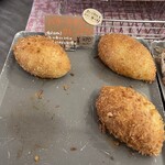 242292956 - バターチキンカレーパン270円