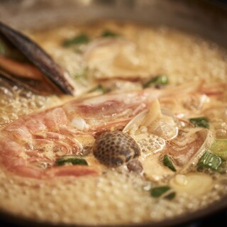 魚介の旨味たっぷり。6時間煮込んだ出汁にこだわったパエリア