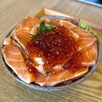 鮨・酒・肴 サカナファクトリー - 炙り厚切りサーモン親子丼(ライス大盛り,いくら¥600)