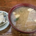 おおもり - 2024/04/11
      かつ丼 500円
      大盛 100円
      ✴︎味噌汁、漬物付き