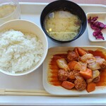 日の出食堂 おきばり屋 - 料理写真:日替わり定食￥500。甘辛肉団子