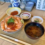 鮨・酒・肴 サカナファクトリー - 炙り厚切りサーモン親子丼(ライス大盛り,いくら¥600)