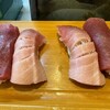 Take zushi - 下駄に並ぶマグロ握り