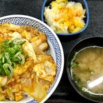 Yoshinoya - 親子丼(並盛) 547円、お新香みそ汁セット 195円