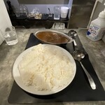 Toukyou Bombei - 謎のレードル２個。ホント食べにくかった。お隣を見たら普通のスプーンで食べている。何だ、あるんじゃん。