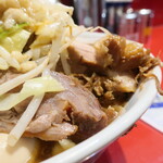 ラーメン二郎 - 豚の厚み