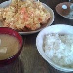 犬若食堂 - 早速さる海老のかき揚げを頂くと
      皮が付いている状態で揚げられていましたが
      皮が付いても食べ難さを感じない程、皮はやわらかく
      身もムチプリとした食感で、非常においしいです。