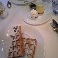 ブラッスリー ポール・ボキューズ 銀座 - ワッフル！ソースもチョコと生クリームとジャムと3種類ついててる