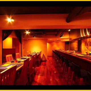 １２席の重厚な大理石カウンター。とても落着きがあります。