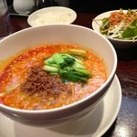 Raian - 担々麺・白ご飯・サラダ・一品料理の構成