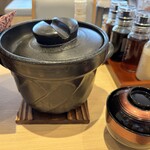 Tonkatsu Kagurazaka Sakura - まずは釜炊きご飯、しじみの味噌汁にお漬物