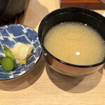 とんかつ神楽坂さくら - しじみの味噌汁と漬物のアップ