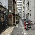 木挽町 湯津上屋 - お店に入る道路ですが、この先に蕎麦屋があるのは分かりません笑！！