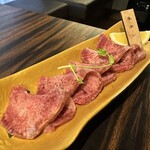 Yakiniku Horumon Koushin - 絶品生タン　2,420円　この日1番美味しかった絶品です。ジューシーで、シャキシャキ、サクサクの食感がたまらない