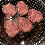 Yakiniku Horumon Koushin - 絶品生タン　2,420円