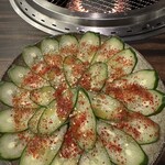 やきにくホルモン 幸心 - ピリ辛胡瓜　605円　見た目の美しさだけでなく、しっかり辛い。胡麻油と一味が絶妙。