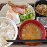 Sukiya - 牛小鉢ベーコンエッグ朝食(朝限定)ごはん大盛+とん汁変更+ダブルエッグ変更+ソーセージ追加+牛小鉢肉2倍