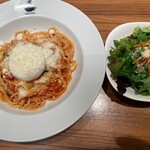 俺のイタリアン - ブラータチーズ乗せトマトソースパスタ