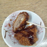 肉のまえかわ - メンチカツ120円　箸はない