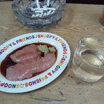 肉のまえかわ - ささみ250円　コップ酒230円